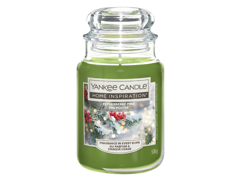 Svíčka Yankee Candle Home Inspiration Pepperberry Pine v zelené sklenici.