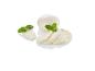 Sýr mozzarella s bazalkovými listy.