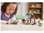 Mladá dívka si hraje se sadou LEGO DUPLO domeček na stromě a figurkami dinosaurů.
