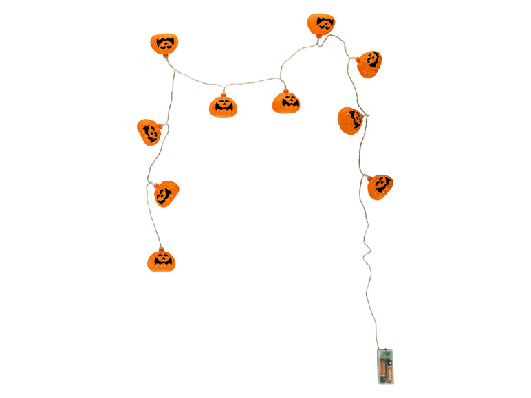 Světelný řetěz s oranžovými světly ve tvaru dýně na Halloween.