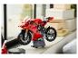 Červený model motocyklu LEGO Technic Ducati Panigale V4 R vystavený u okna.