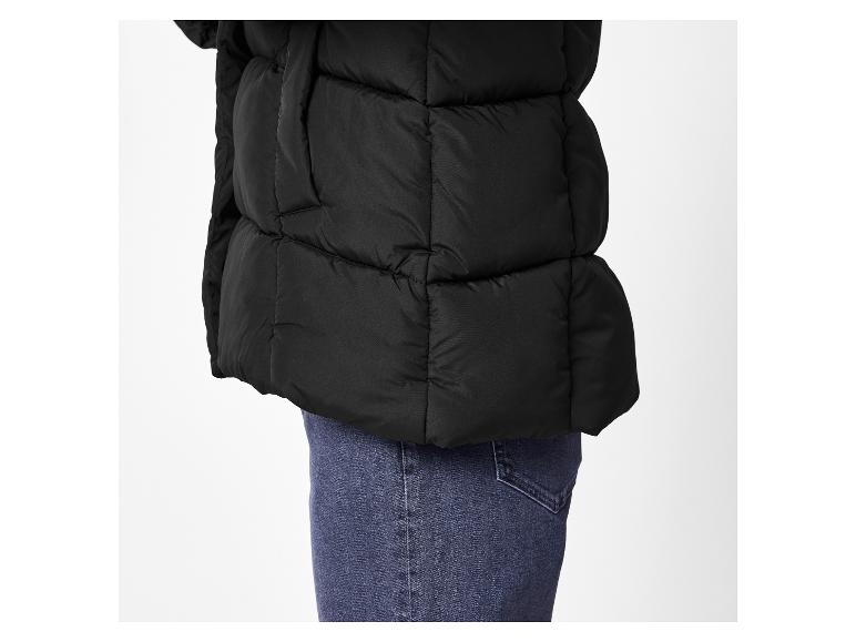 Černá prošívaná bunda a modré džíny.