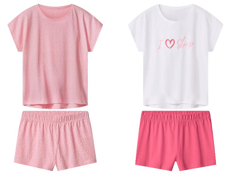 Dva pyžamové sety: růžový puntíkovaný a bílo-růžový s nápisem „I love Sleep“.