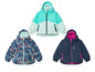 Tři dětské bundy: jedna s květinovým vzorem, jedna mentolové barvy a jedna tmavě modrá.