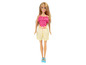 Barbie panenka v růžové blůze s bílými puntíky a žlutých kalhotách.