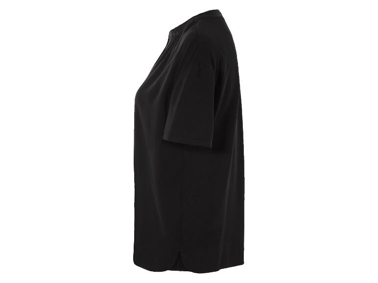 Černá blůzka s krátkým rukávem, minimalistický styl.
