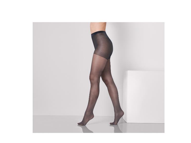 Černé punčochy na modelce.