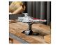 Model LEGO Star Wars Acclamator-Class Assault Ship na stojanu, na dřevěném stole.