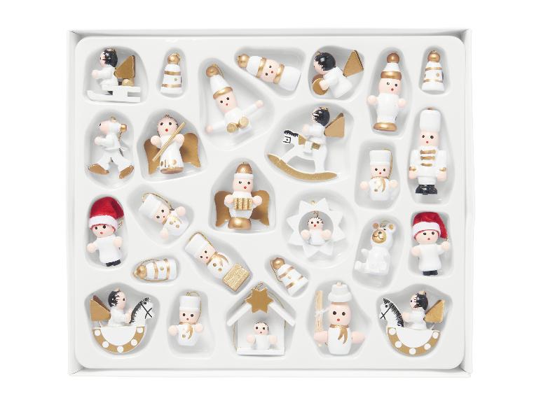 Sada bílých a zlatých miniaturních vánočních ozdob v krabici.