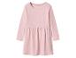 Růžové dětské šaty s dlouhým rukávem a nabíraným pasem.