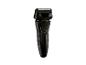 Černý elektrický holicí strojek na bílém pozadí.