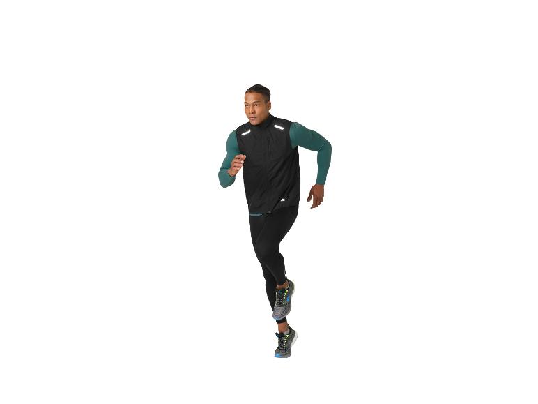 Muž běží ve sportovním oblečení.