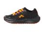 Černé běžecké boty s oranžovými tkaničkama.