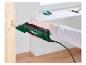 Ruka drží elektrické dláto, které vyřezává otvor do dřevěného trámu.