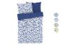 Ložní povlečení s květinovým vzorem v modré a bílé barvě.