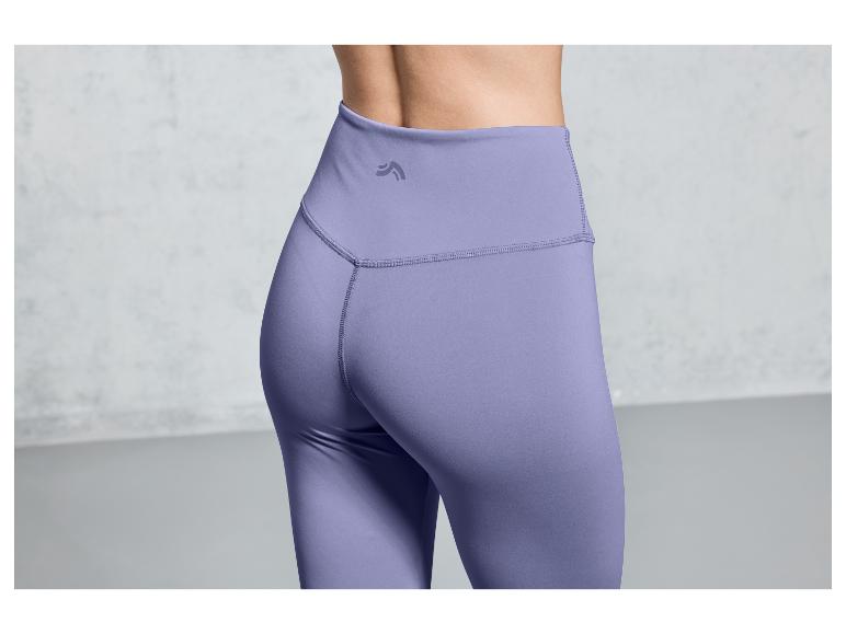 Lila legíny s logem FP Movement.