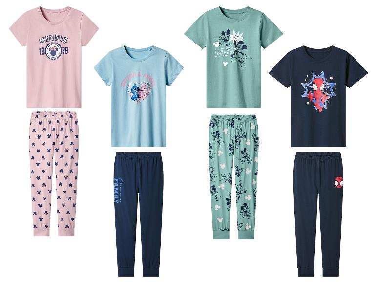 Čtyři sady dětských pyžam: růžové Minnie Mouse, modré Stitch, zelené Mickey Mouse a tmavě modré Spider-Man.