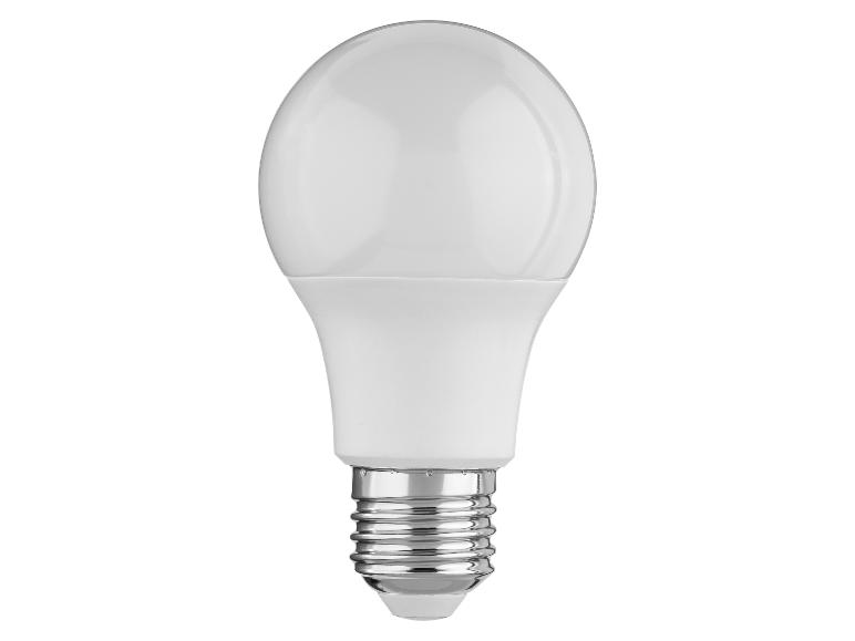 Bílá LED žárovka se stříbrnou šroubovací paticí.