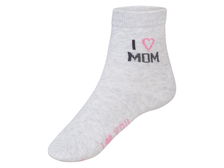 Šedá ponožka s motivem 'I love Mom'.