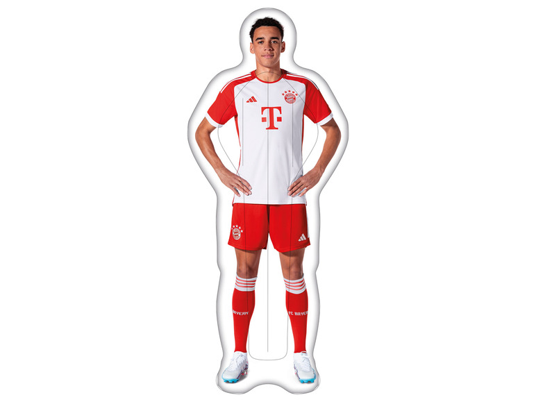 Muž v bílém fotbalovém dresu Adidas s logem FC Bayern Mnichov.
