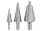 Tři stříbrné stupňovité vrtáky různých velikostí na bílém pozadí.