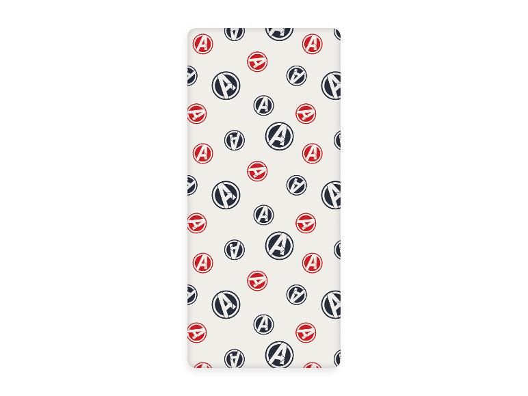Bílé pozadí s opakujícím se vzorem modrých a červených log Avengers.
