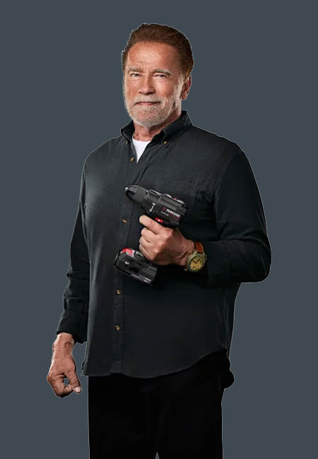 Arnold Schwarzenegger drží akumulátorový vrtací šroubovák PARKSIDE PERFORMANCE
