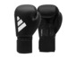 Pár černých boxovacích rukavic Adidas s bílým logem.