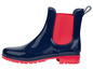 Modré gumové holínky s červenými detaily.