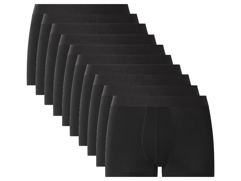 Stoh deseti černých pánských boxerek, úhledně složených a uspořádaných diagonálně.