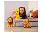 Dívka s plyšovými hračkami z Lvího krále: Simba, Pumbaa, Timon a Nala.