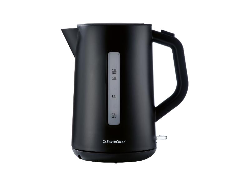 Černá rychlovarná konvice SilverCrest 1.7L s ukazatelem hladiny vody.