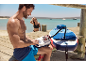 Muž nafukuje paddleboard pumpou Gravit.