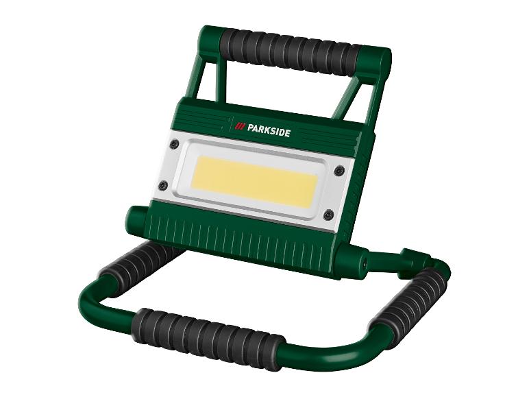 Zelené a černé přenosné LED pracovní světlo s jasně žlutým světelným panelem.