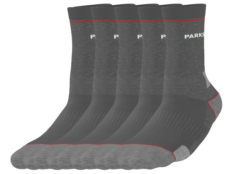 Pět párů šedých ponožek s nápisem „PARKS“ a červenými detaily.