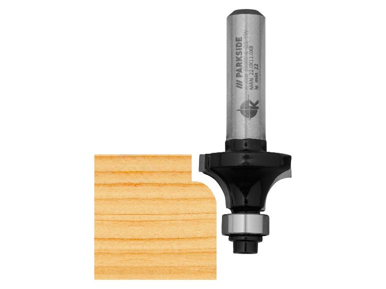 Fréza s ložiskem, vytvářející zaoblenou hranu na kusu dřeva.