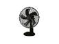 Černý stolní ventilátor s ochrannou mřížkou.