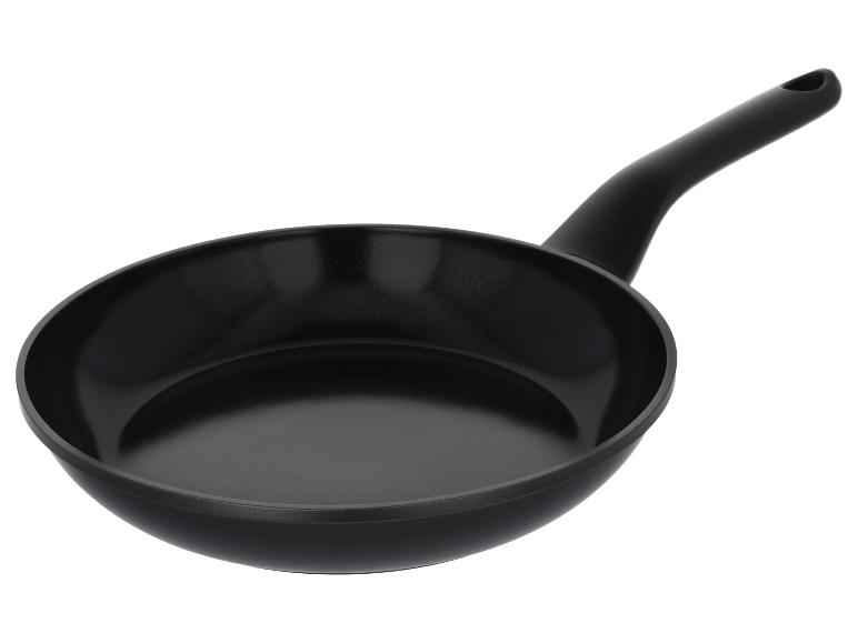 Černá nepřilnavá pánev s rukojetí