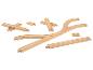Dřevěné koleje s křivkami a rovnou tratí.