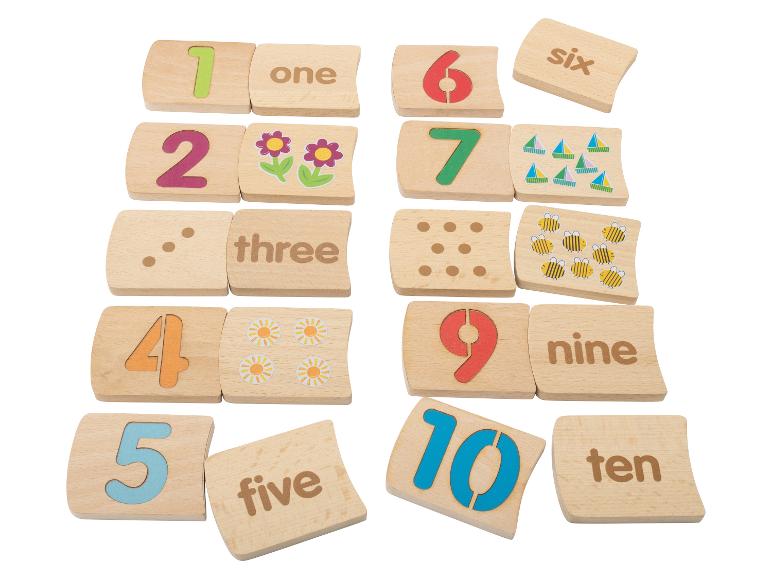 Dřevěné puzzle s čísly 1 až 10 a odpovídajícími slovy a obrázky.
