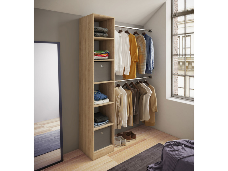 Dřevěný stojan na oblečení s policemi a ramínky.