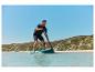 Paddleboard a pádlo: muž na nafukovacím paddleboardu pádluje na moři.