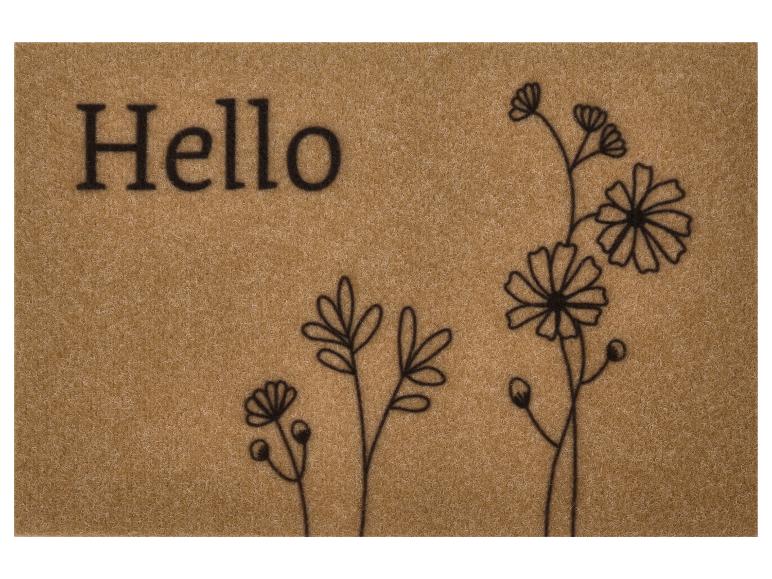 Hnědá rohožka s nápisem „Hello“ a stylizovanými květinami.