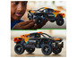 Chlapec drží v ruce oranžové LEGO Technic auto s logem NEOM.