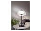 Moderní stolní lampa se skleněným stínítkem a černou základnou.