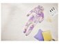 Tie-dye onesie, polštáře a popcorn na světlém pozadí.