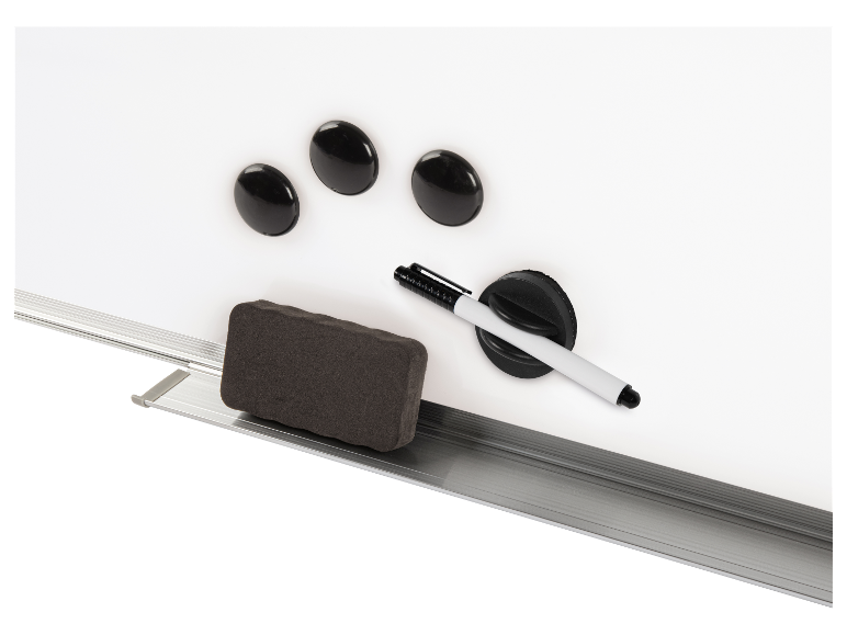 Bílá tabule, houbička, fixka a magnety.