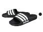 Černé Adidas pantofle s bílými pruhy.