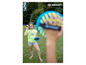 Dívka si hraje s frisbee a míčem Schildkröt.