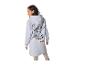 Žena v šedé mikině Stitch s nápisem „ALWAYS SUNSHINE WITH STITCH“ na zádech